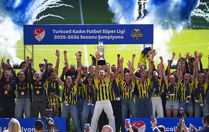 Fenerbahçe arsaVev futbolcuları şampiyonluk kutlamasına Filistin bayrağıyla çıktı!